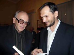 Prof. Alexander Zhebit, Organizador, autografa a obra