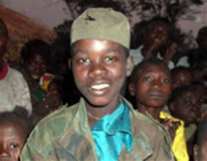 Um menino-soldado em Chicala, Angola, 2002