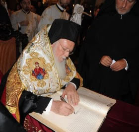 S. Santidade BARTOLOMEU I, no ato da assinatura desta mensagem