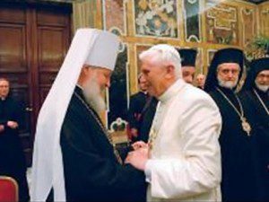 Bento XVI com o metropolita Cirillo em 25 de abril de 2005