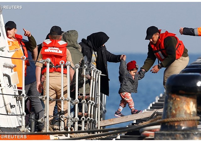 Migrantes vindos da Turquia desembarcam na Ilha grega de Lesbos - REUTERS